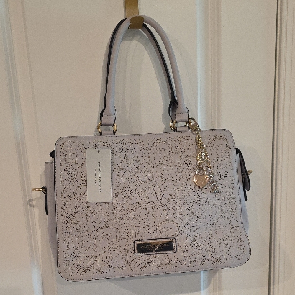 Elegant Cream Handbag with Gold Accents‎